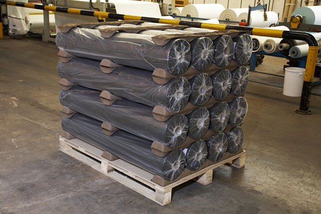 Place required number of Stakkers, or half Stakkers, flat side down on the pallet.
